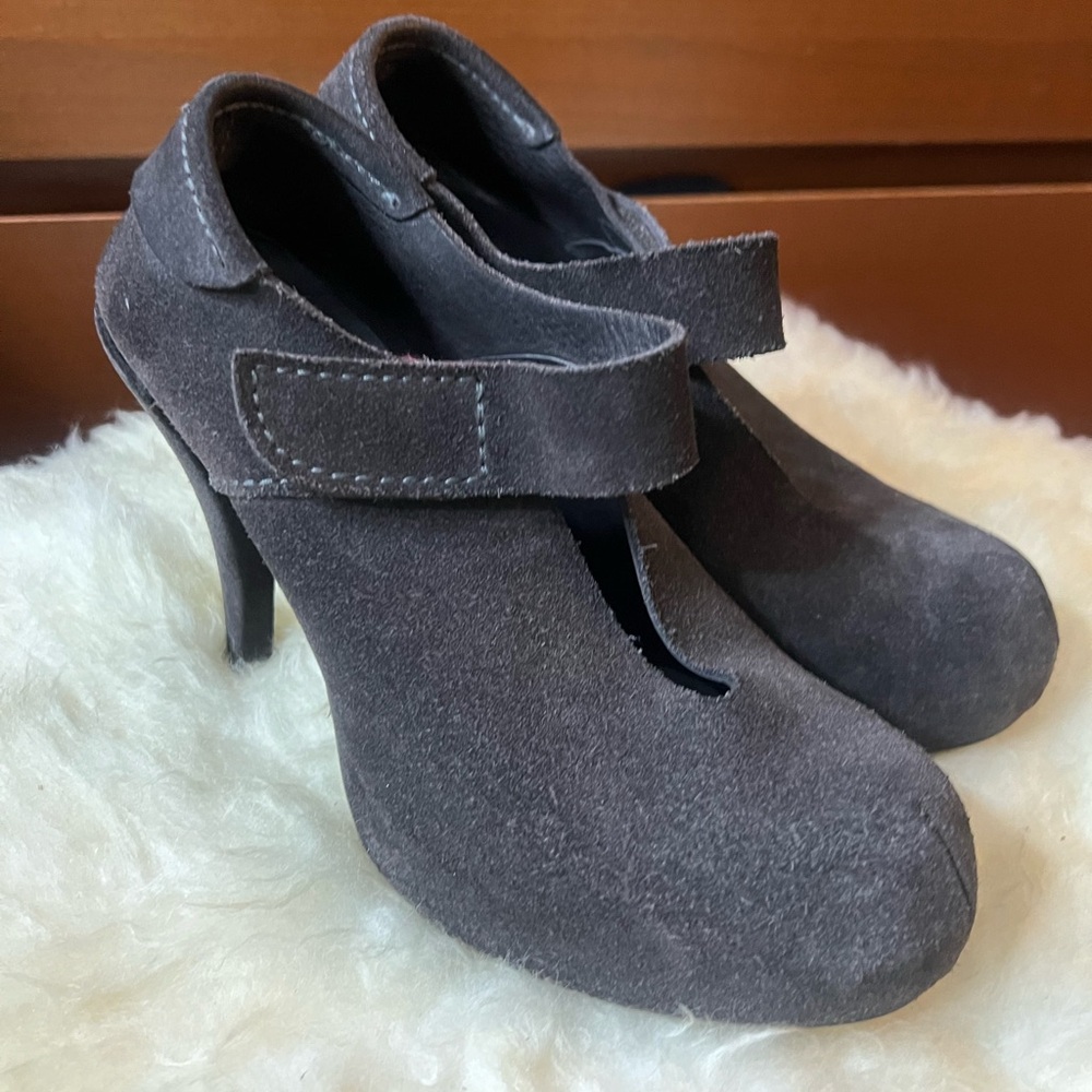 Pedro Garcia Dark Gray Suede Ankle Booties size 8.5